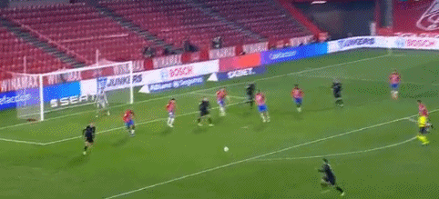 2025 赛季回顾：洛杉矶道奇队全员在夺冠后的游行中集体向费南多·瓦伦祖拉致敬